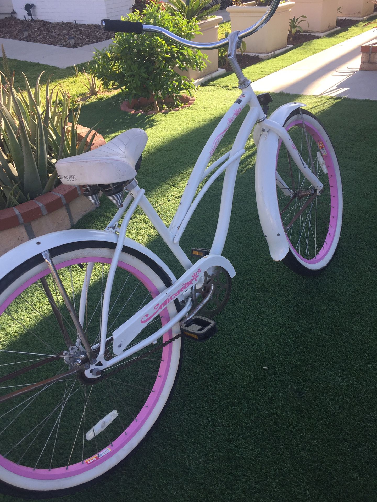 White Beach cruiser. Tires white and pink. In good condition