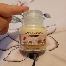 NEW/ Never Used Yankee Candle Strawberry Buttercream Candle 3.7 Oz  104g