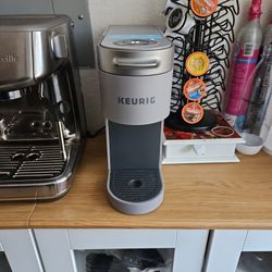 Keurig Coffe Maker With Cup Storage