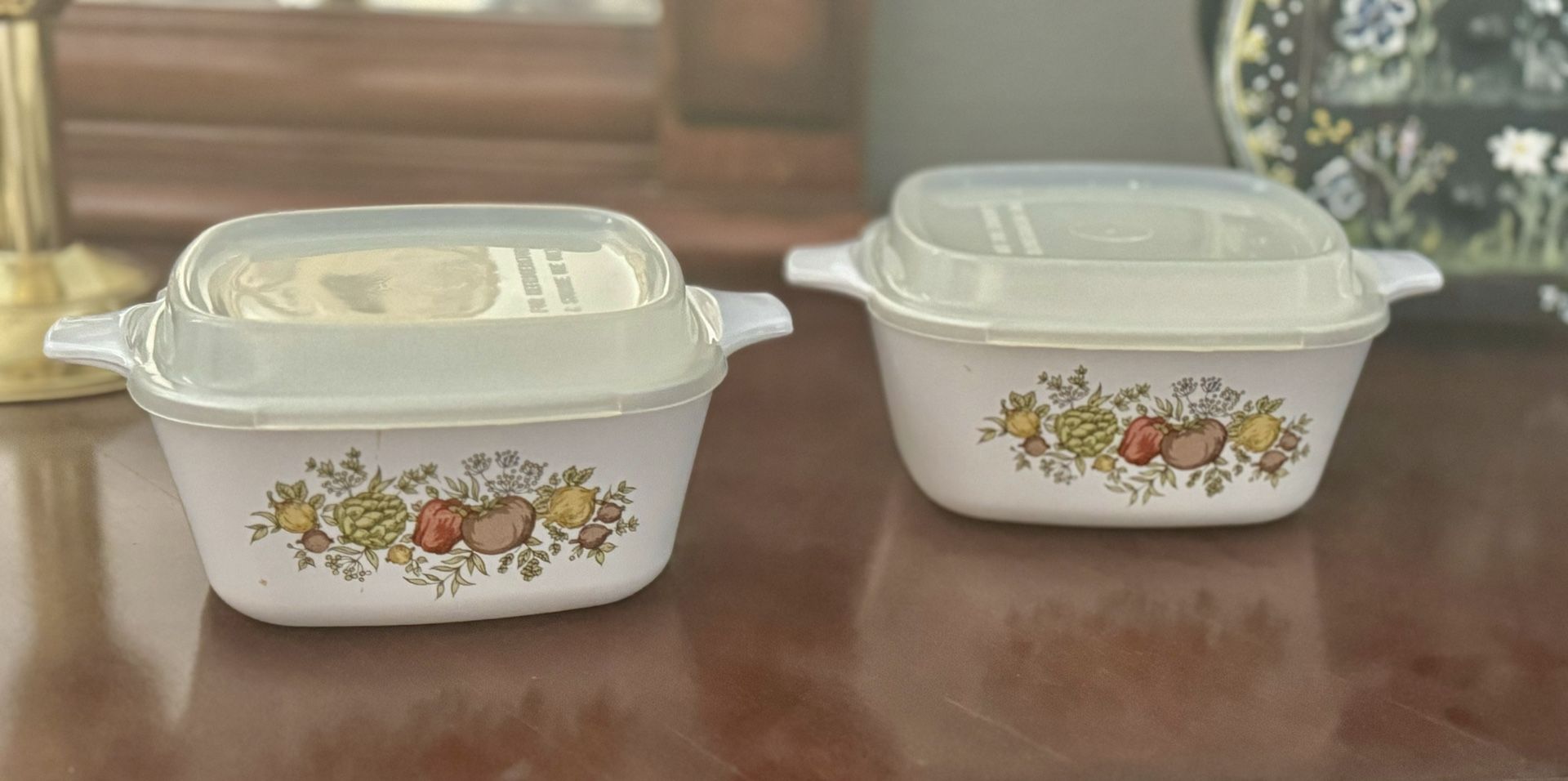 Set of 2 Vintage Corning-ware spice of life 700 cc with lids 