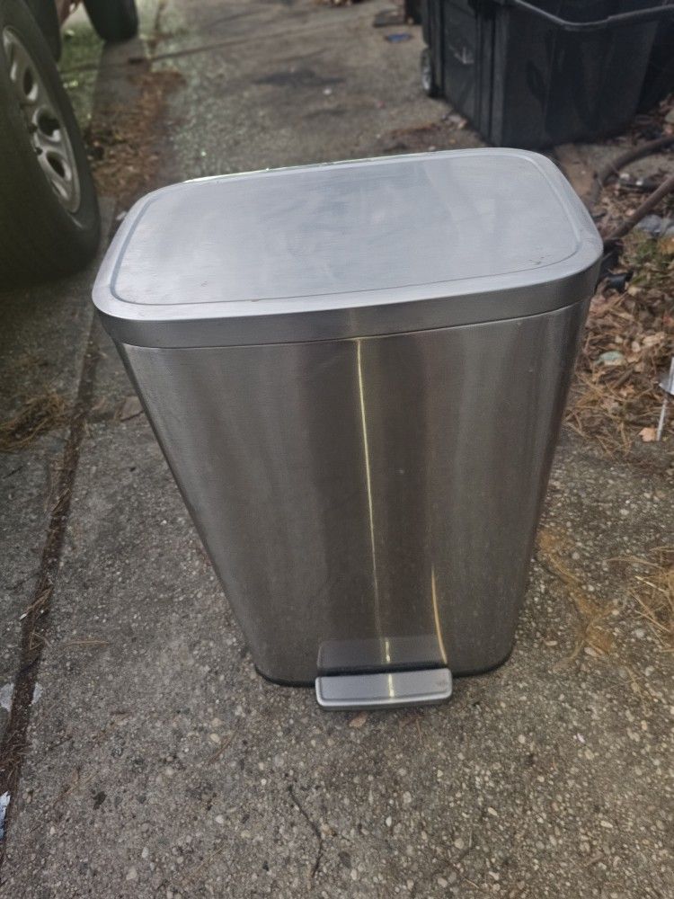 Price Is Firm.. 13 Gallon Stainless Steel Kitchen Garbage Fail