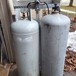 100 Lb & 60 Lb Propane Tanks With Stand