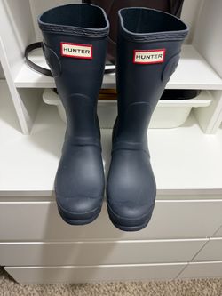 Women’s rain boots size 9