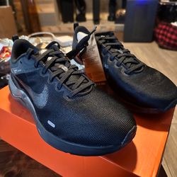 ♥️♥️ brand new Nike tennis shoes, 9 man’s -10 1/2 women’s♥️♥️
