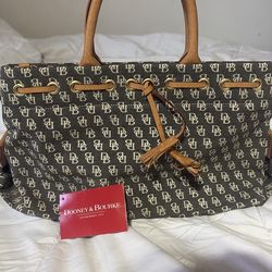 dooney & bourke hand bag 💗