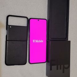 SAMSUNG GALAXY Z FLIP 4 5G 128 GIGABYTES IN BLACK COLOR, PHONE IS UNLOCKED FOR ANY COMPANY CARRIER 