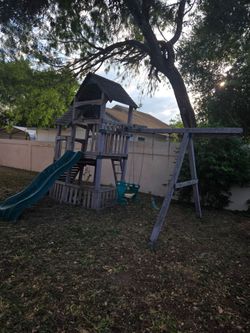 Juego de madera para nin̈os (jardin)