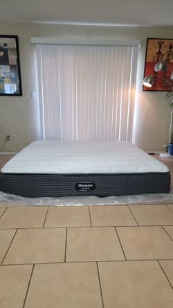 VERY NICE KING SIZ3 BEAUTYREST SILVER MATTRESS FOR SALE! IN GREAT CONDITION, FREE DELIVERY