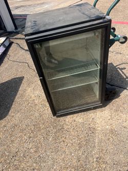Mini fridge/ drink cooler