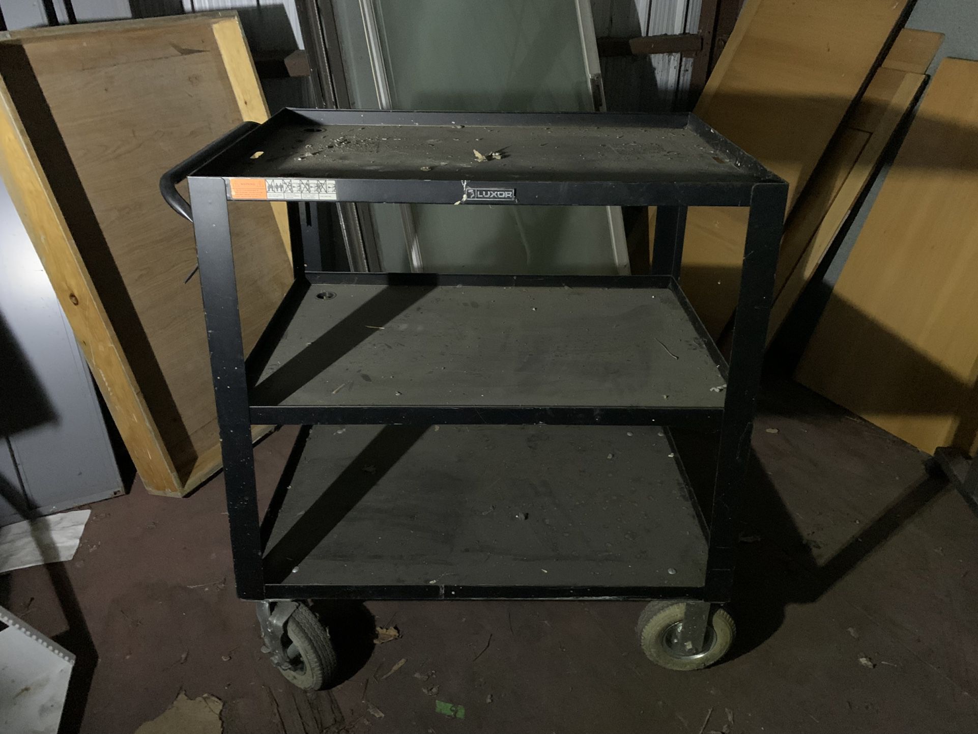 Industrial cart with pneumatic tires