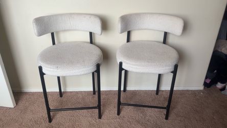 2 matching chairs
