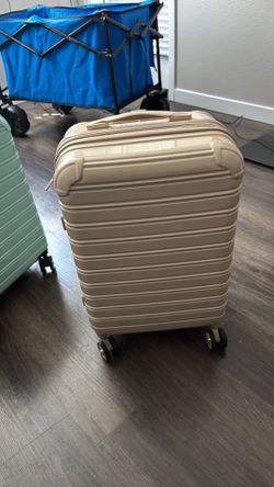 ifly expandable hard shell luggage.