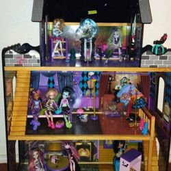 Monster High Doll House And Dolls And Accessories 
