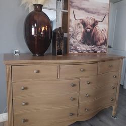 Dixie dresser with 7 drawers 