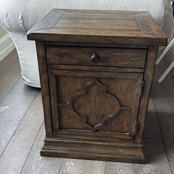Pottery barn Lorraine collection end table