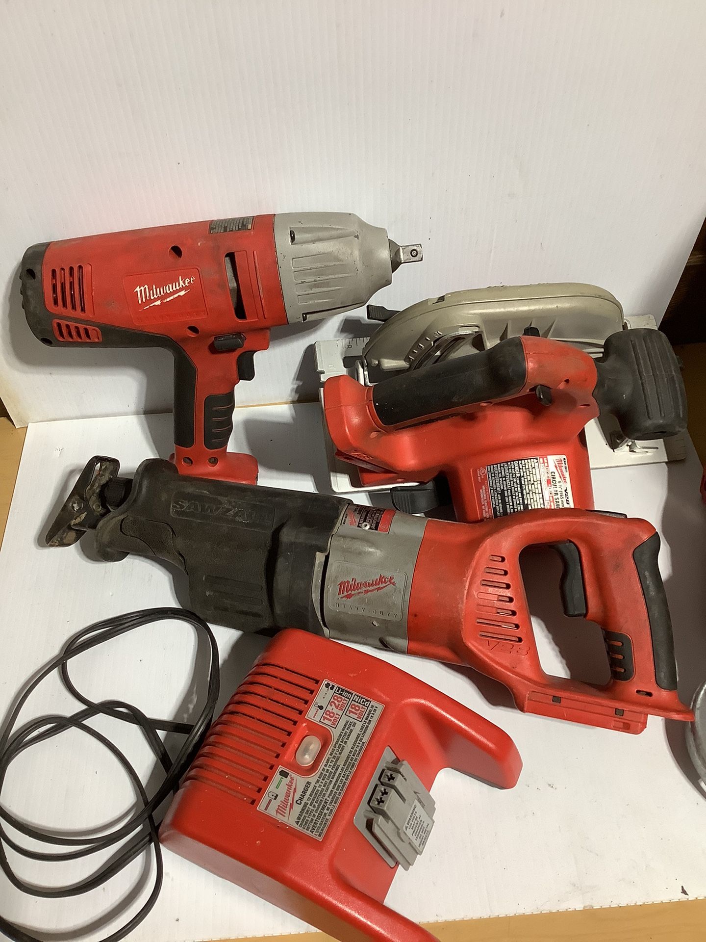 MILWAUKEE BATTERY TOOLS 28V