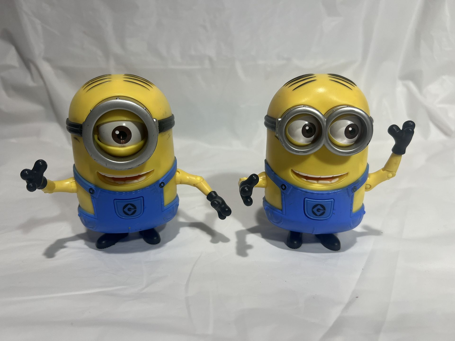 2 Despicable Me 2 Moving Eyes Minions Stuart 5" figure, Thinkway Toys
