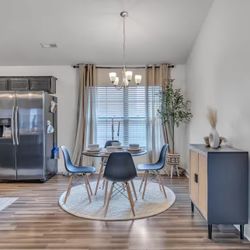 Dining Room Table & Chairs