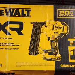 Dewalt 18g Brad Nailer 20v Brushless Kit Baterie And Charger Bag All New $280