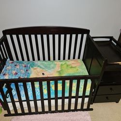 4 In 1 Crib With Changing Table/Drawers
