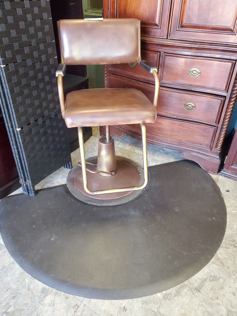 Barber Chair With Floor Pad