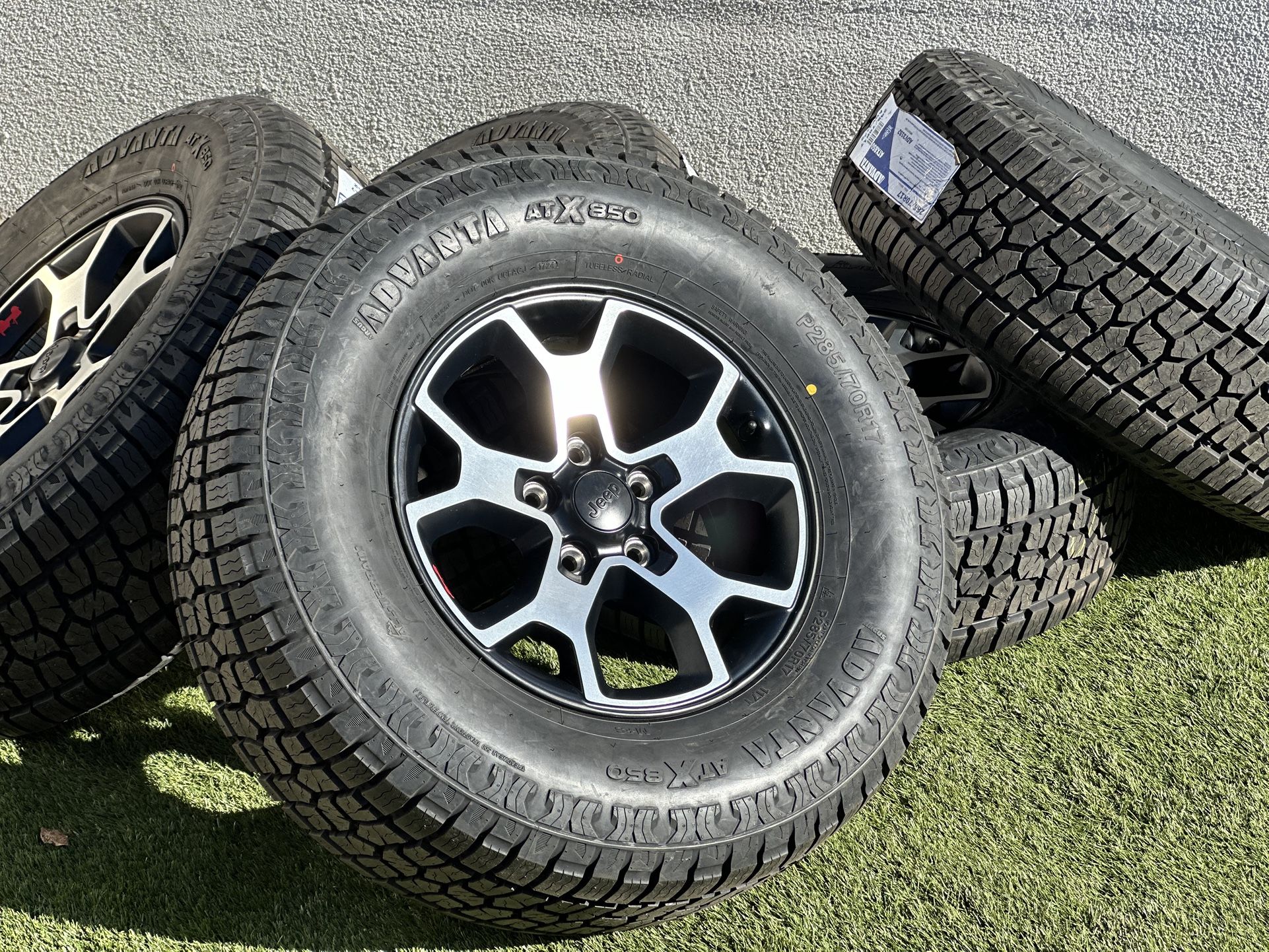NEW Set of 5 Wheels 17" Jeep Wrangler Rubicon oem rims Gladiator 5x127mm All Terrain Tires 285/70R17