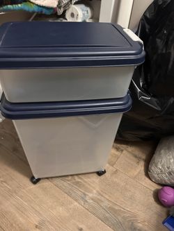 Dog food container