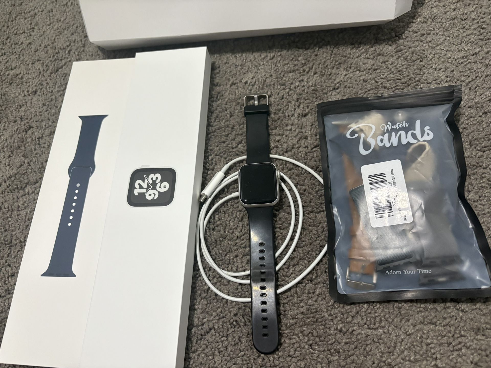 Very Nice Apple Watch SE 40mm Silver With Box, Accessories, 6 Extra Bands