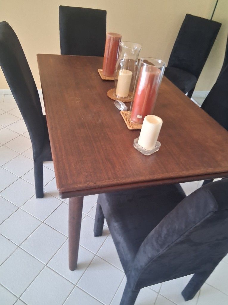 Table And 5 Black Chairs Or 4 White Chairs