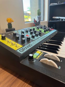 MOOG Grandmother Mono Synthesizer