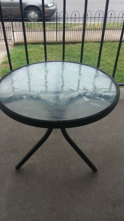 Small round table with frosted design pattern glass only 25$