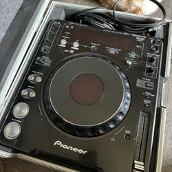 Pioneer CDJ 1000MK3 Turntables w/case