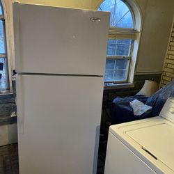 HAS ICE MAKER! WHITE WHIRLPOOL EXCELLENT RUNNING FRIDGE! RUNS LIKE NEW! REAL  QUIET! NOTHING MISSING INSIDE OR OUTSIDE! SEE IT RUN IN MARRERO! 504 410