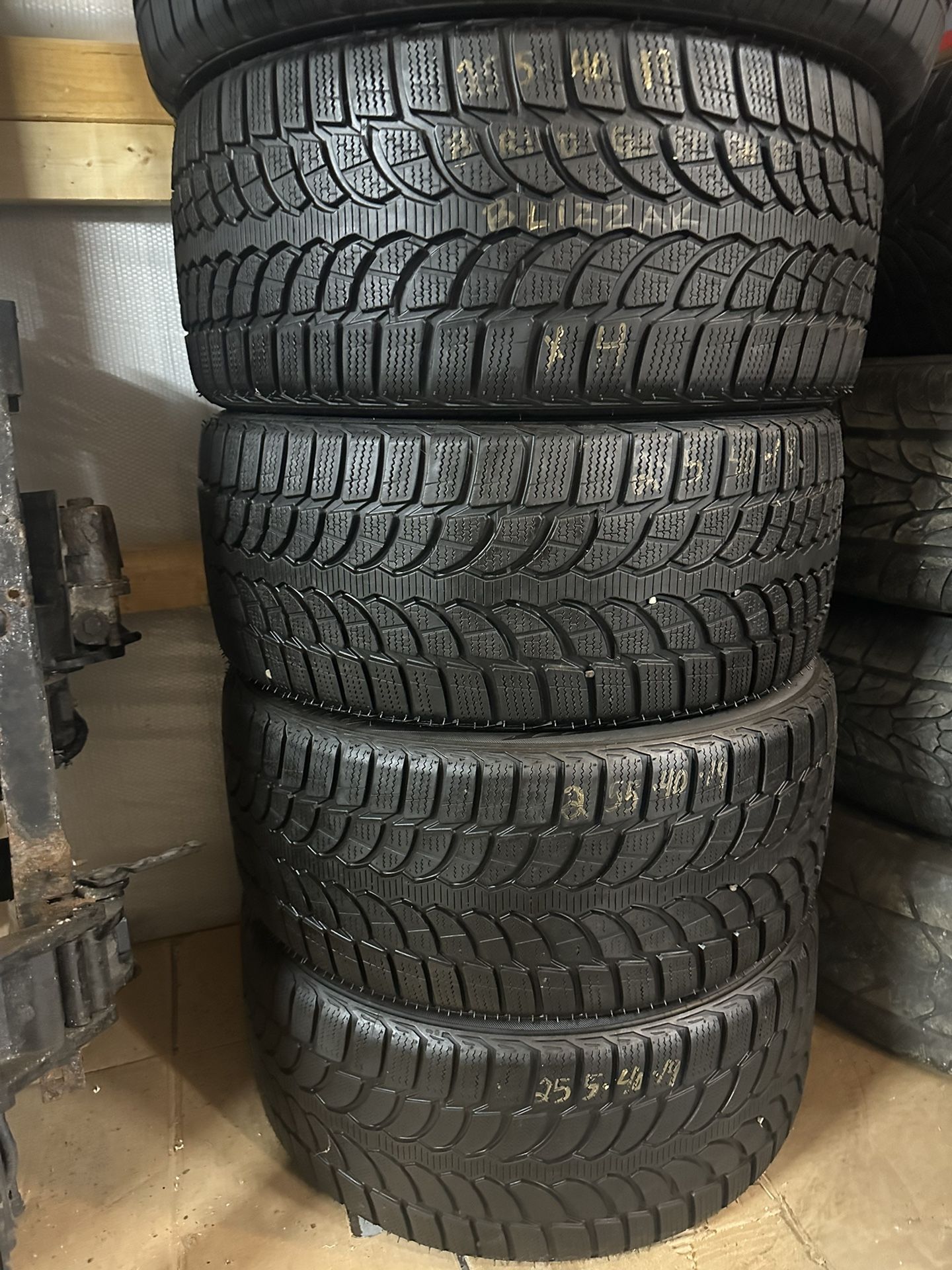 SET OF 4 Bridgestone Blizzak 225/40R19 LM-32 GOOD TREAD ONLY $500 RETAILS $1126
