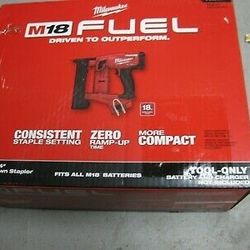 Milwaukee nail gun crown moulding 2749-20 TOOL ONLY