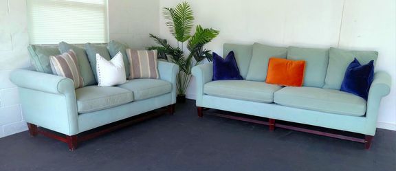 FREE DELIVERY!!!

Beautiful 2 Piece American Signature Furniture