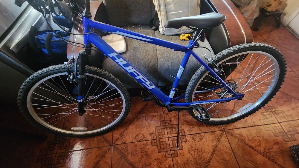 Huffy Rock Creek Mountain bike. color blue.
