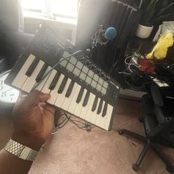 Small Black And Green Piano Key station Keyboard 