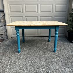 Dining Table With Built In Leaf - Seats 6