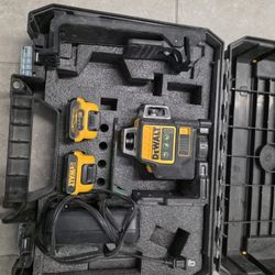Laser Dewalt With Batterys 
