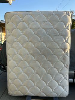 QUEEN MATTRESS WITH BOXSPRING