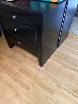 Bedroom set 4 piece was a queen set up