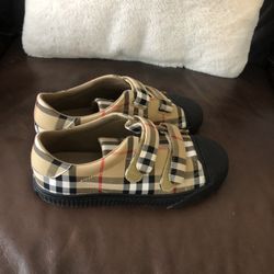 BURBERRY  shoes  Size 3. 5   Like New