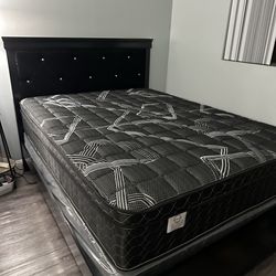 Queen size mattress pillow top 12” firm      New mattress in a plastic sealed. ☎️📞📲(213)713-74-89.    We offer the best quality mattress