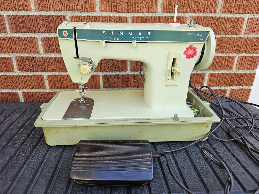 Vtg Singer Fashion Mate 257 Electric Enameled Metal Sewing Machine, Tested Pedal