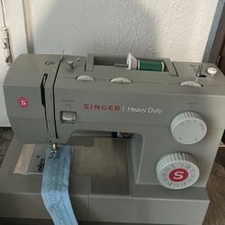 SINGER SAWING Machine HEAVY Duty Mode4452 And Accessory $175