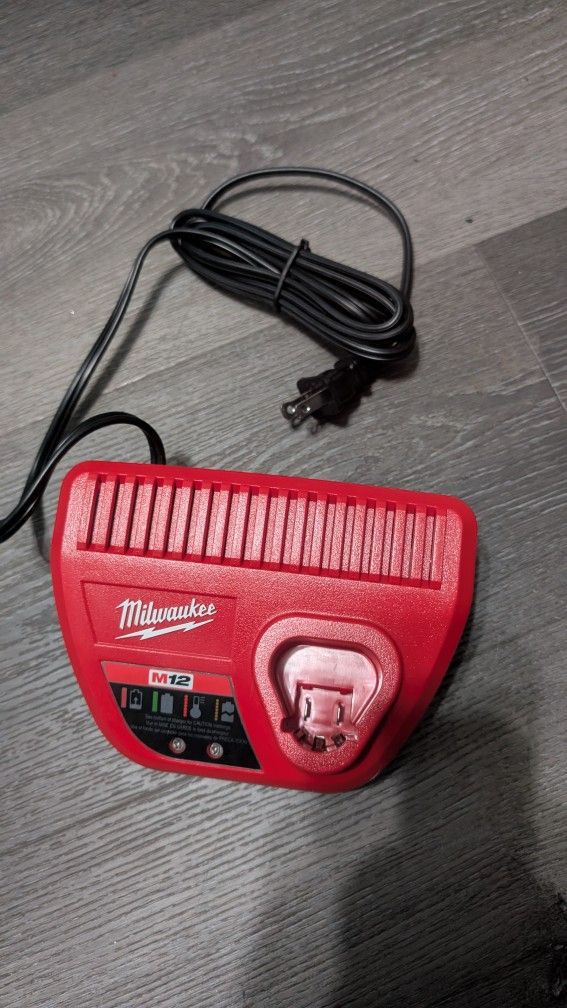 Milwaukee Charger M12