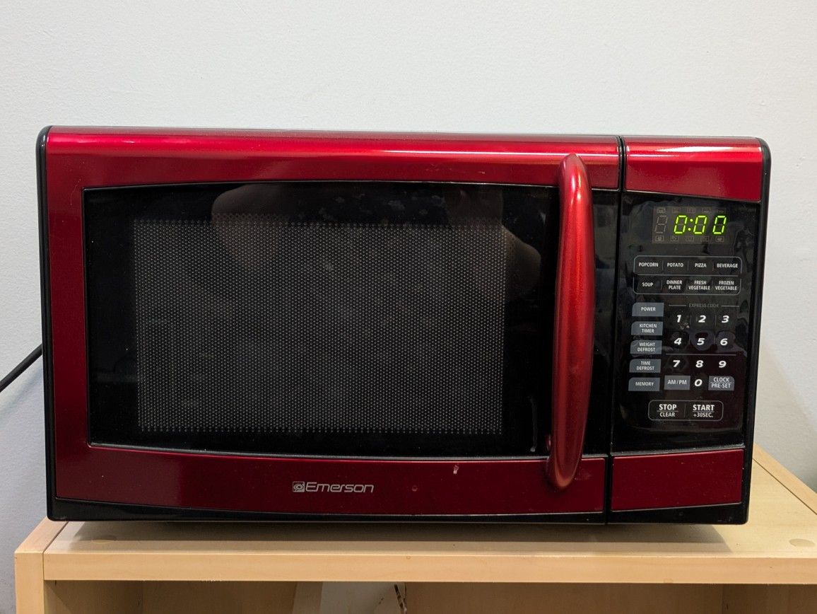 Like New 930 Watt Microwave