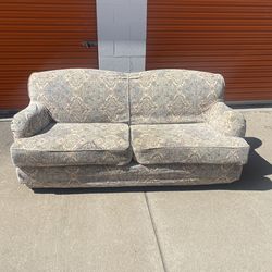 FREE DELIVERY!! Vintage traditional 3-seat sofa  Pattern Couch