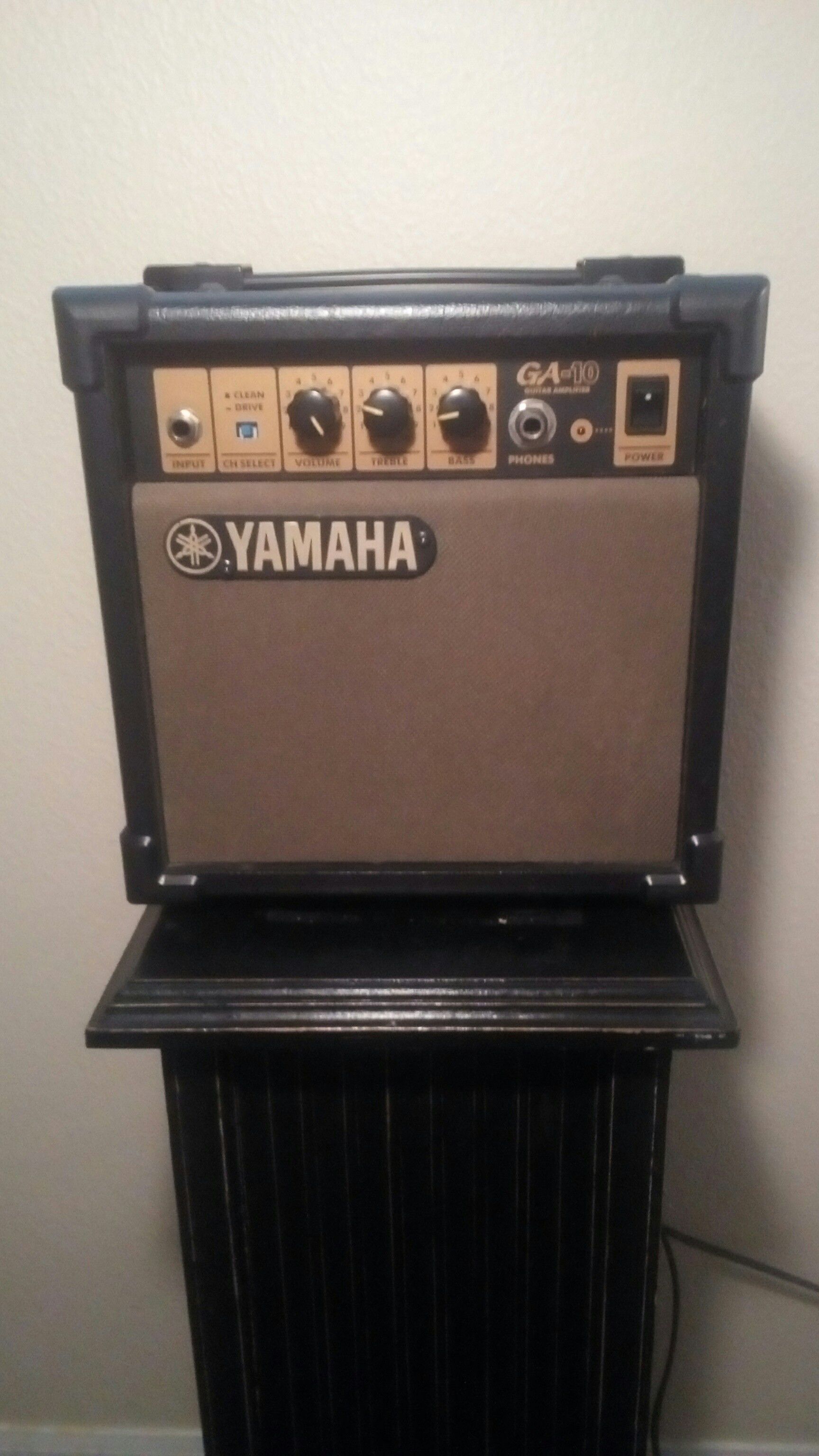 Yamaha GA 10 Practice/Travel Guitar Amp